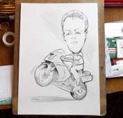 Мотоциклист в стойке углем Шаржист Михаил Шабалин Мишель