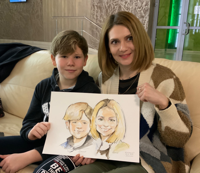 Данил и Мария радуются своему шаржу, Михаил Шабалин, шаржист